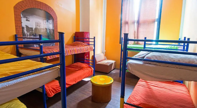 Кровать в общем номере Hostal Amigo