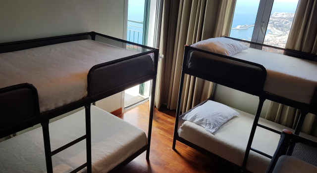 Кровать в общем номере Madeira Happy Hostel