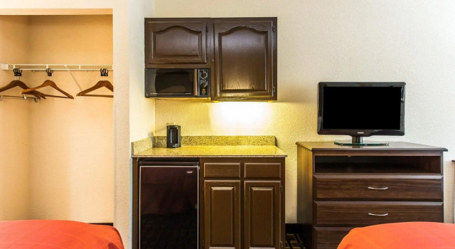Четырёхместный люкс Quality Suites Hickory South