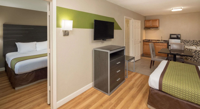 Люкс Clarion Pointe Athens I-65