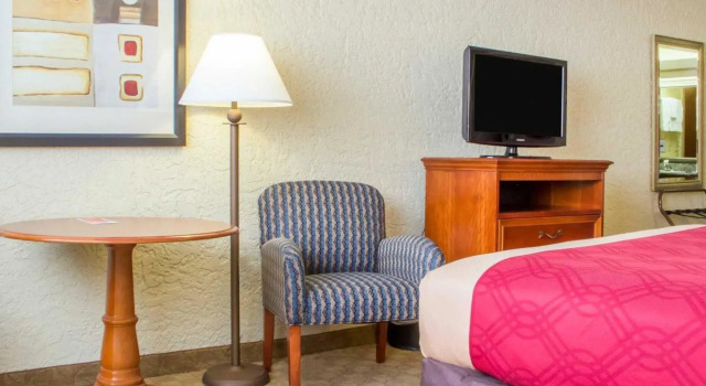 Четырёхместный номер Standard Econo Lodge Broken Arrow-Tulsa