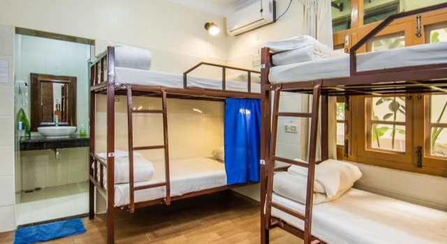 Кровать в общем номере Mr. Charles Guest House - Hostel