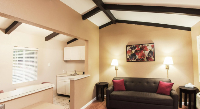 Люкс Tri-Valley Inn & Suites