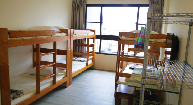 Кровать в общем номере Hotel YAM LAGOM