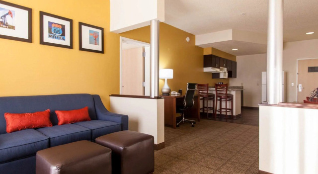Двухместный люкс Comfort Suites Tulsa Central
