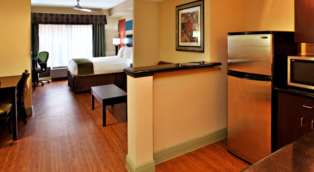 Двухместный люкс Holiday Inn Express Hotel & Suites La Place by IHG