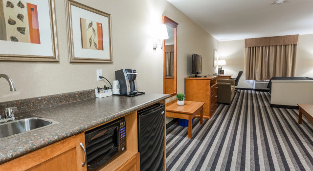 Двухместный люкс Days Inn & Suites by Wyndham Edmonton Airport
