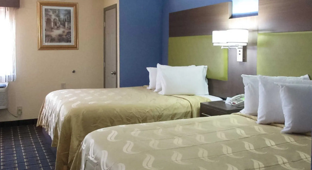 Четырёхместный номер Standard Quality Inn & Suites near Six Flags East