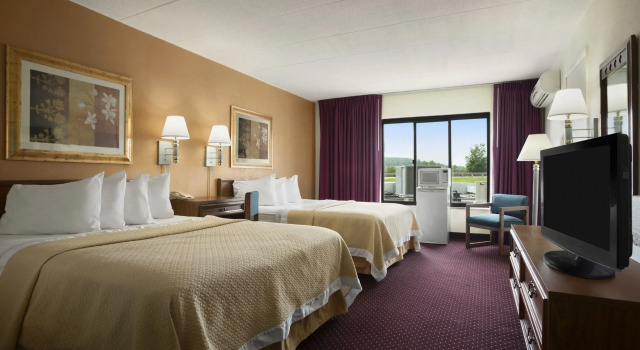Четырёхместный номер Standard Ramada by Wyndham Pittsburgh/New Stanton