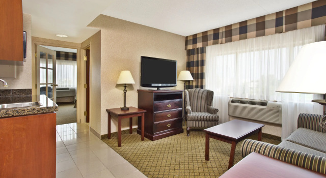 Четырёхместный люкс GLō Best Western Mississauga Corporate Centre