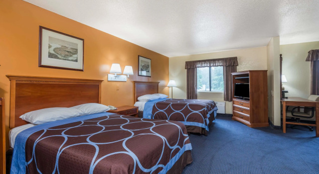 Четырёхместный номер Standard Super 8 by Wyndham Hartford