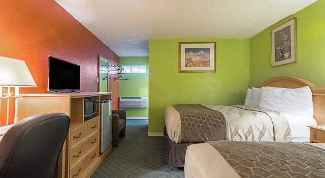 Четырёхместный номер Standard Highway Inn