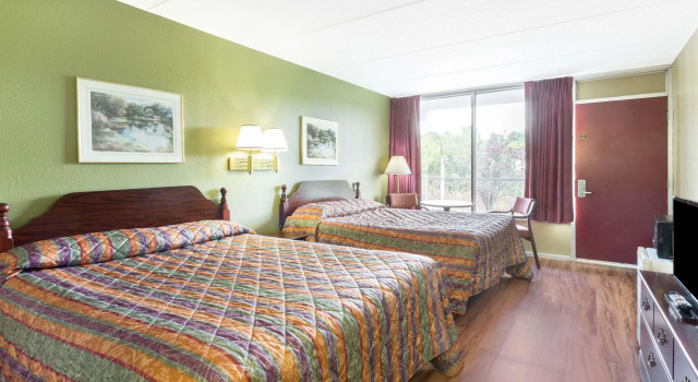 Четырёхместный номер Standard Super 8 by Wyndham Kingsport /I-81