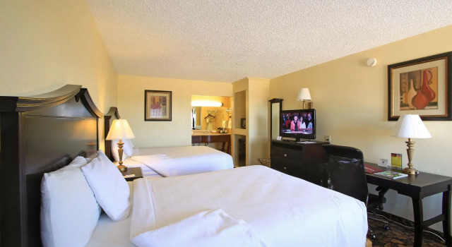 Четырёхместный номер Standard Plaza Inn Midland