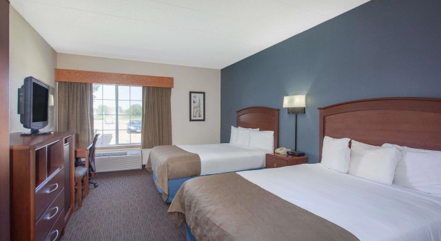 Четырёхместный номер Standard AmericInn by Wyndham Hutchinson