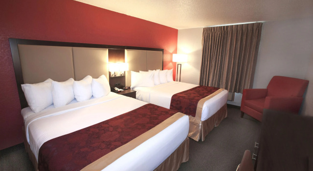 Четырёхместный номер Standard с видом на бассейн Ramada by Wyndham Keystone Near Mt Rushmore