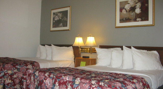 Четырёхместный номер Standard Holiday Motel