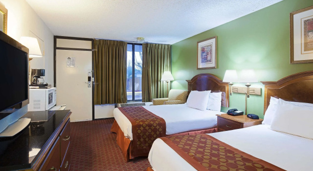 Четырёхместный номер Standard Baymont by Wyndham Lafayette