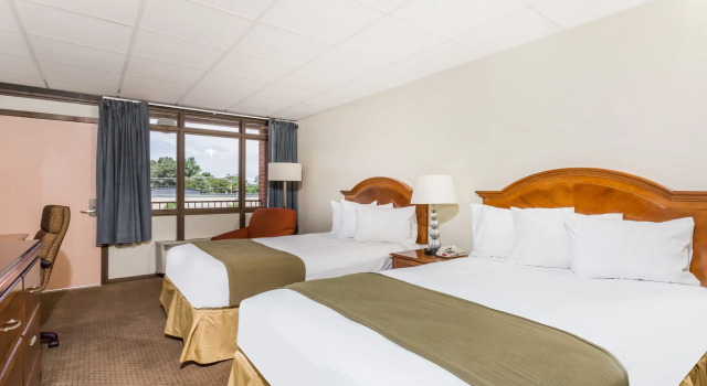 Четырёхместный номер Standard Days Inn by Wyndham Bedford