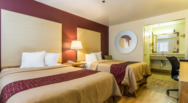 Четырёхместный номер Standard Hillstone Inn Tulare, an Ascend Collection Hotel