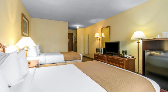 Четырёхместный номер Standard Quality Inn Danville