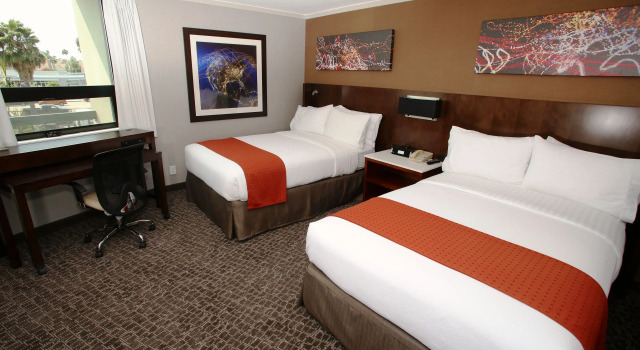 Четырёхместный номер Executive Holiday Inn Long Beach - Airport by IHG