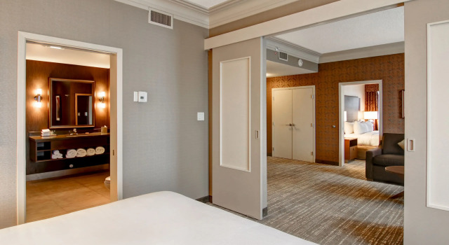 Номер Standard с 2 комнатами DoubleTree by Hilton West Edmonton