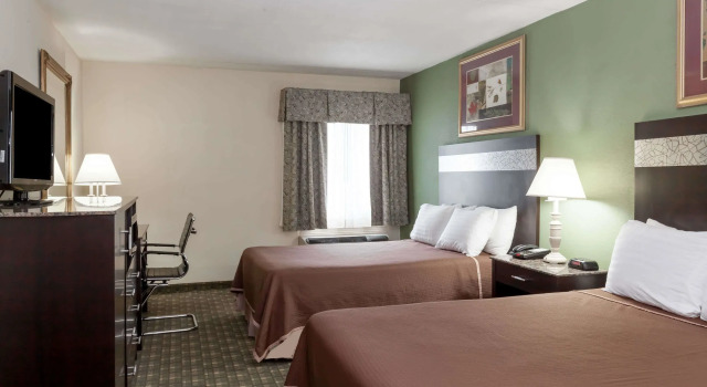 Четырёхместный номер Standard Howard Johnson by Wyndham Newark Airport