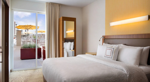 Двухместная студия с видом на бассейн SpringHill Suites by Marriott Los Angeles Burbank/Downtown