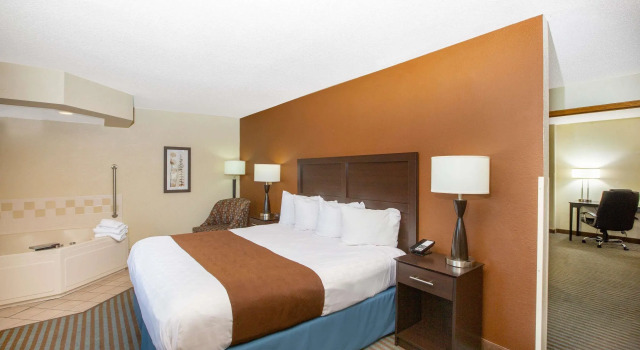 Двухместный люкс Superior AmericInn by Wyndham Lincoln North