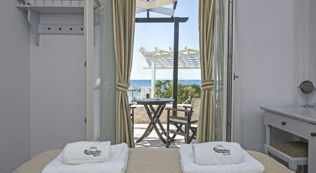Полулюкс Contaratos Beach Hotel