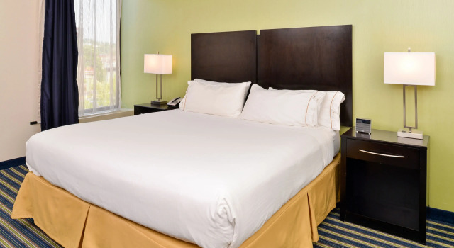 Четырёхместный номер Standard Holiday Inn Express Worcester