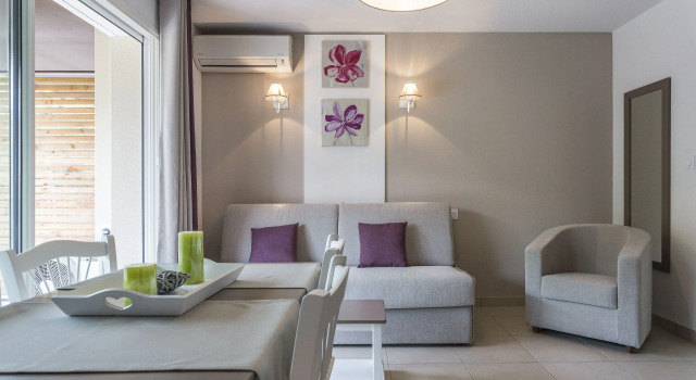 Кровать в общем номере с 2 комнатами Residhotel Pont du Gard