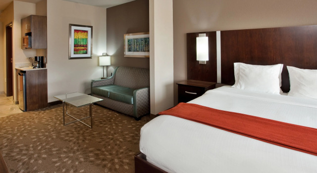 Двухместный люкс Holiday Inn Express Hotel and Suites Saint Robert by IHG