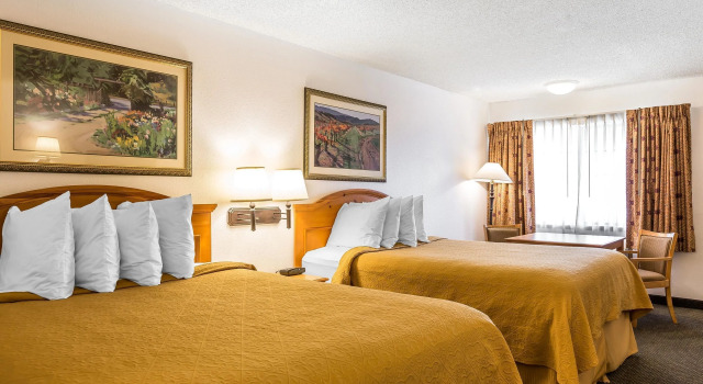 Четырёхместный номер Deluxe Quality Inn Near Fort Hunter Liggett