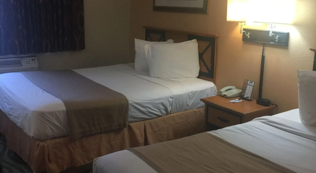 Четырёхместный номер Standard Travelodge by Wyndham Battle Creek