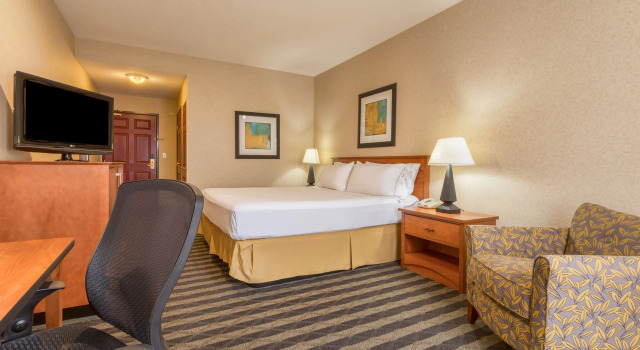 Двухместный номер Standard Holiday Inn Express Hotel & Suites Manteca by IHG
