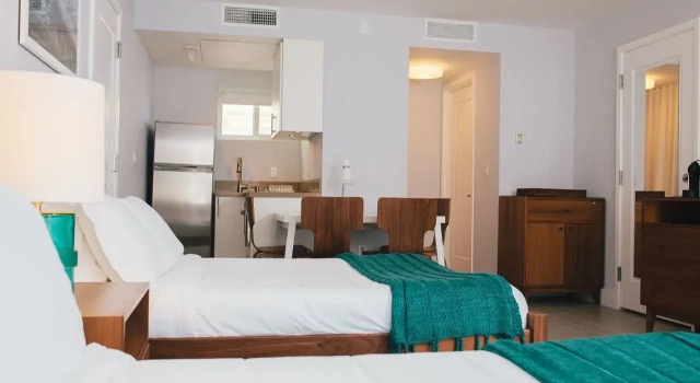 Четырёхместный номер Standard Tides Inn Hotel