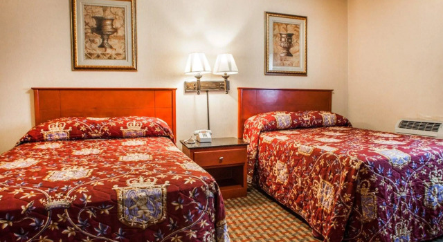 Четырёхместный номер Standard Rodeway Inn Paterson Great Falls Park Area