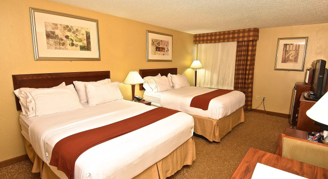 Четырёхместный номер Standard Holiday Inn Express Hotel & Suites Fenton/I-44 by IHG
