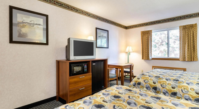 Четырёхместный номер Standard Econo Lodge West Springfield