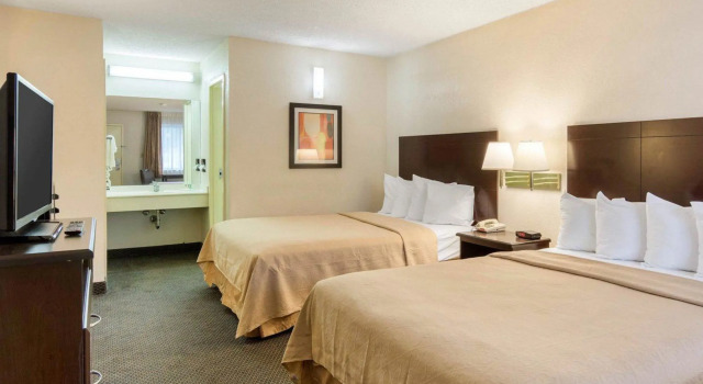 Четырёхместный номер Standard Rodeway Inn At Fort Lee