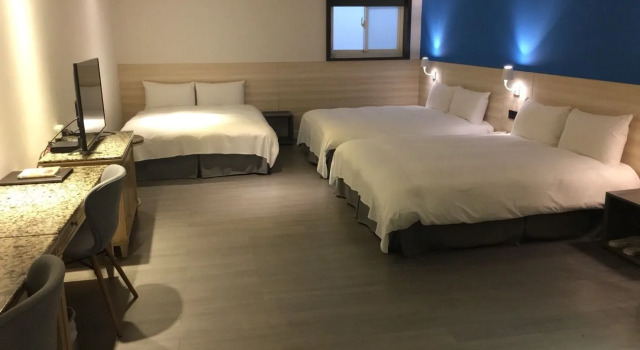 Кровать в общем номере Hub Hotel Zhongli
