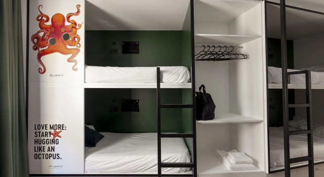 Кровать в общем номере 2060 The Newton Hostel