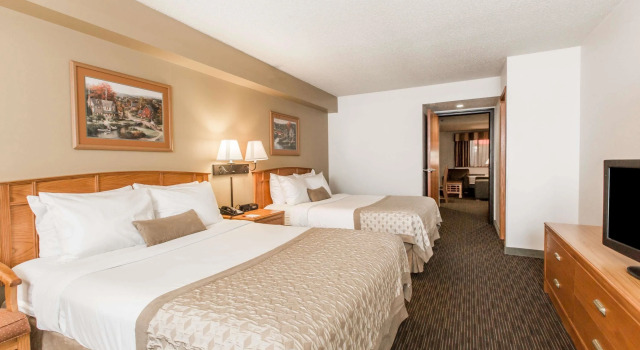Люкс Ramada by Wyndham Sioux Falls Airport - Waterpark Resort & Event Center