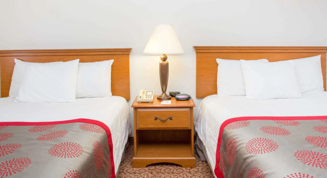Четырёхместный номер Standard Ramada by Wyndham Hendersonville