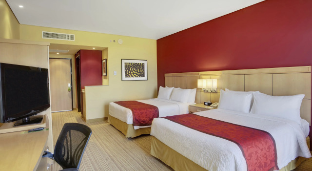 Четырёхместный номер Standard Courtyard by Marriott Leon at The Poliforum