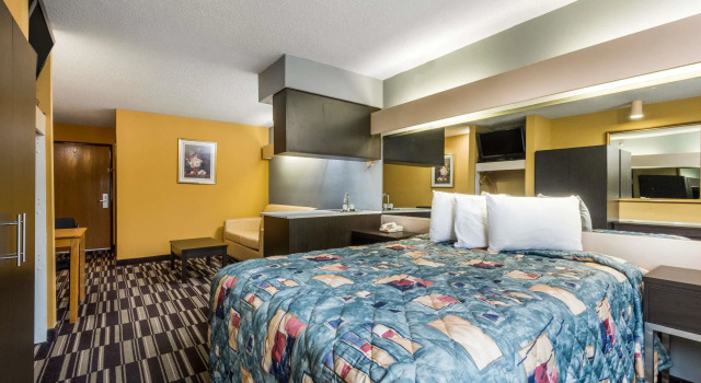 Люкс Microtel Inn & Suites by Wyndham Riverside
