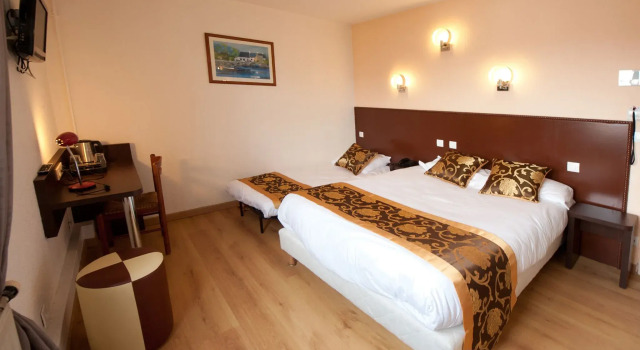 Трёхместный семейный номер Standard Hotel Milton (ex Gis Hotel)