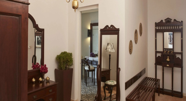 Люкс Luxury EKHO Lake House - From Colonial Bungalow to Royal Retreat